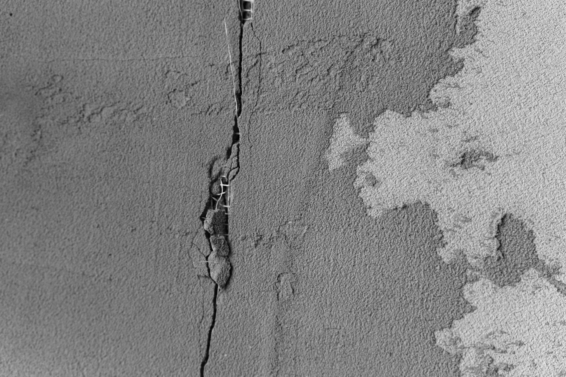 Una grieta visible en la pared texturizada indica daños estructurales en el edificio