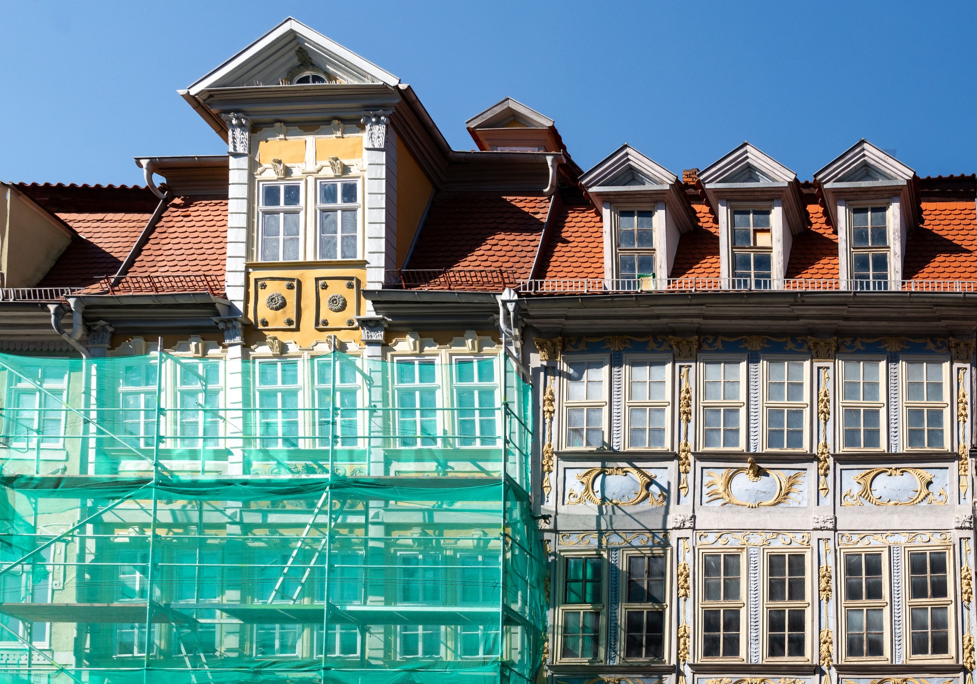 Renovación y reconstrucción de fachadas exteriores de un antiguo edificio de apartamentos histórico