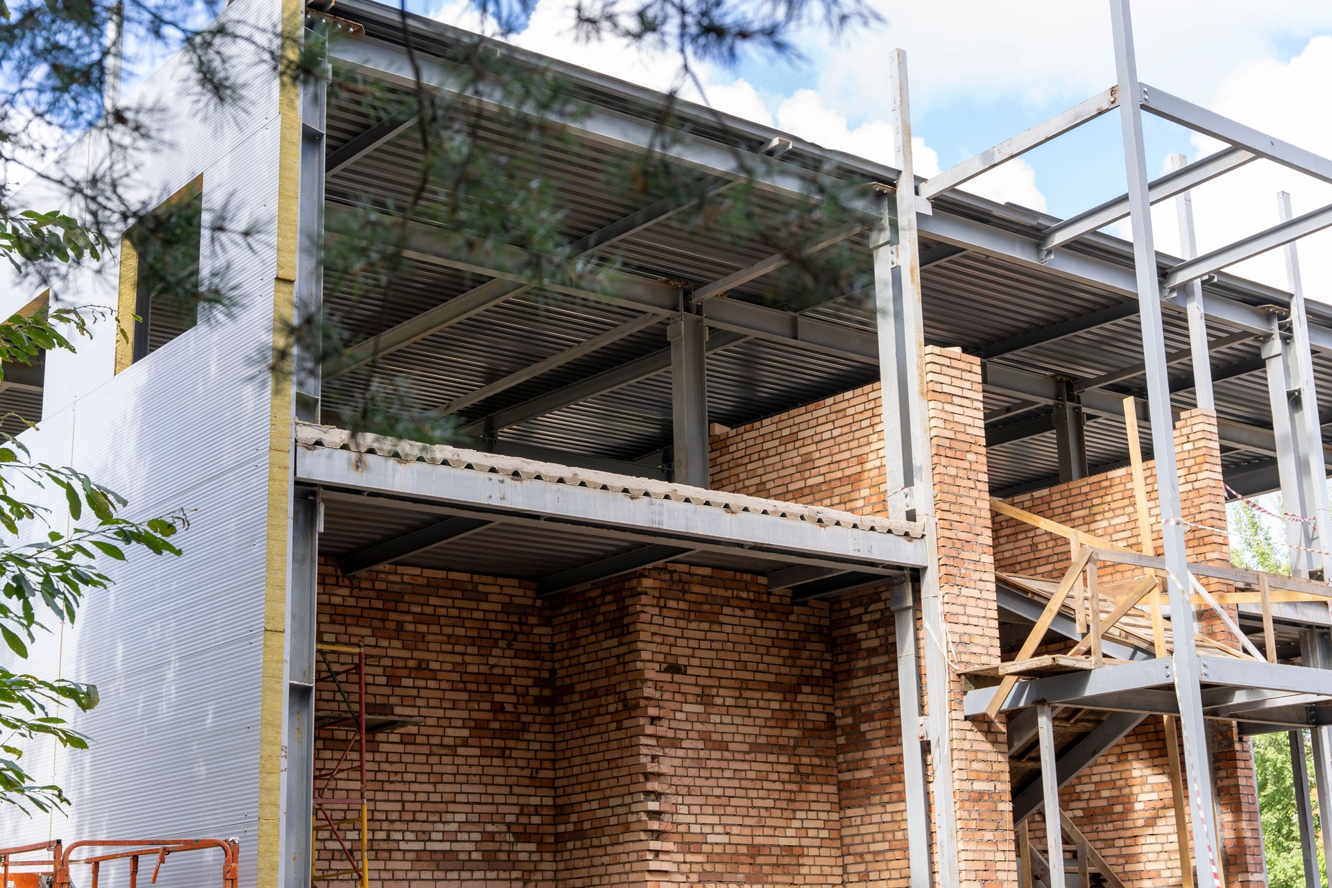 El marco metálico del nuevo edificio con aislamiento y paneles sándwich