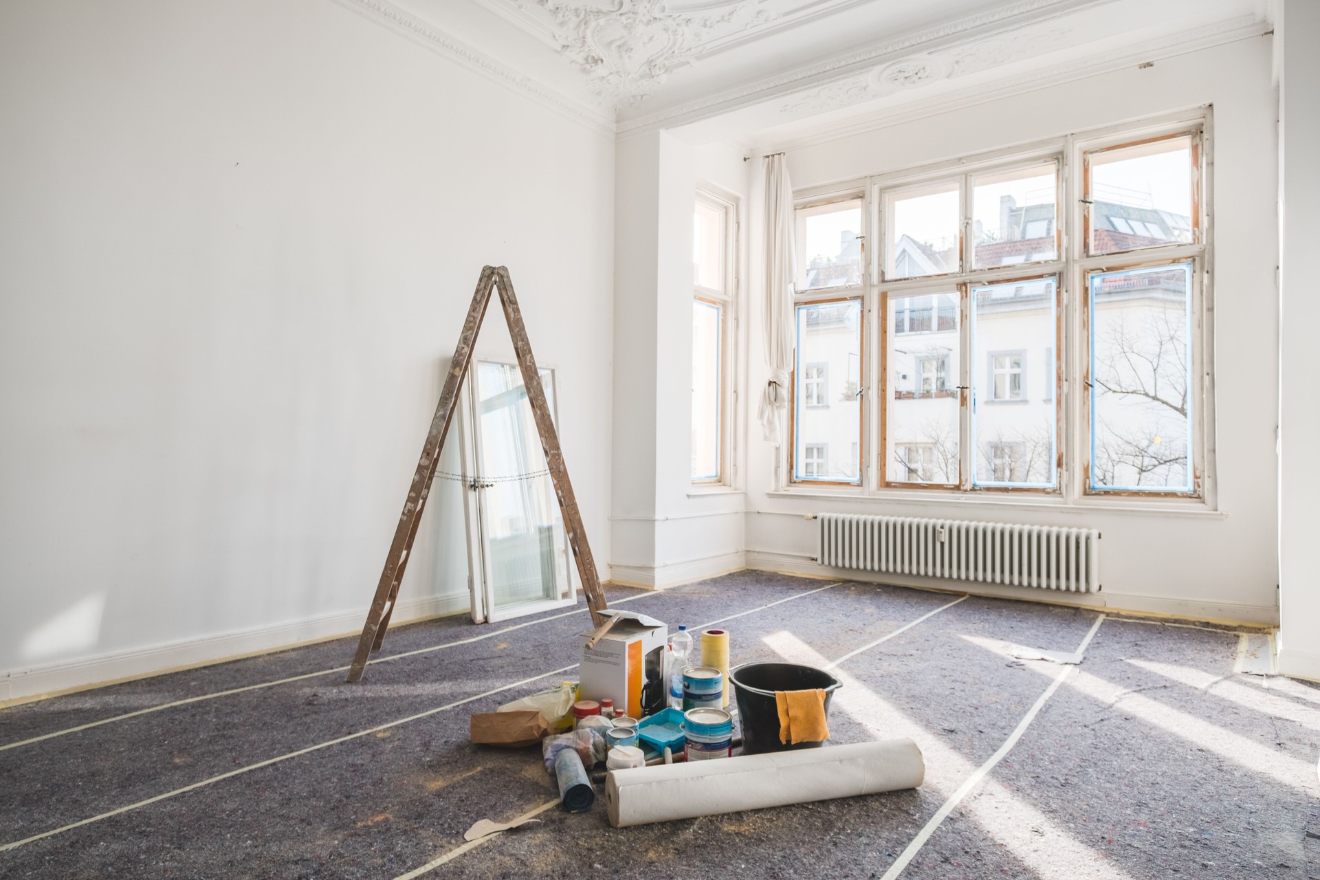 concepto de renovación - habitación en edificio antiguo en restauración