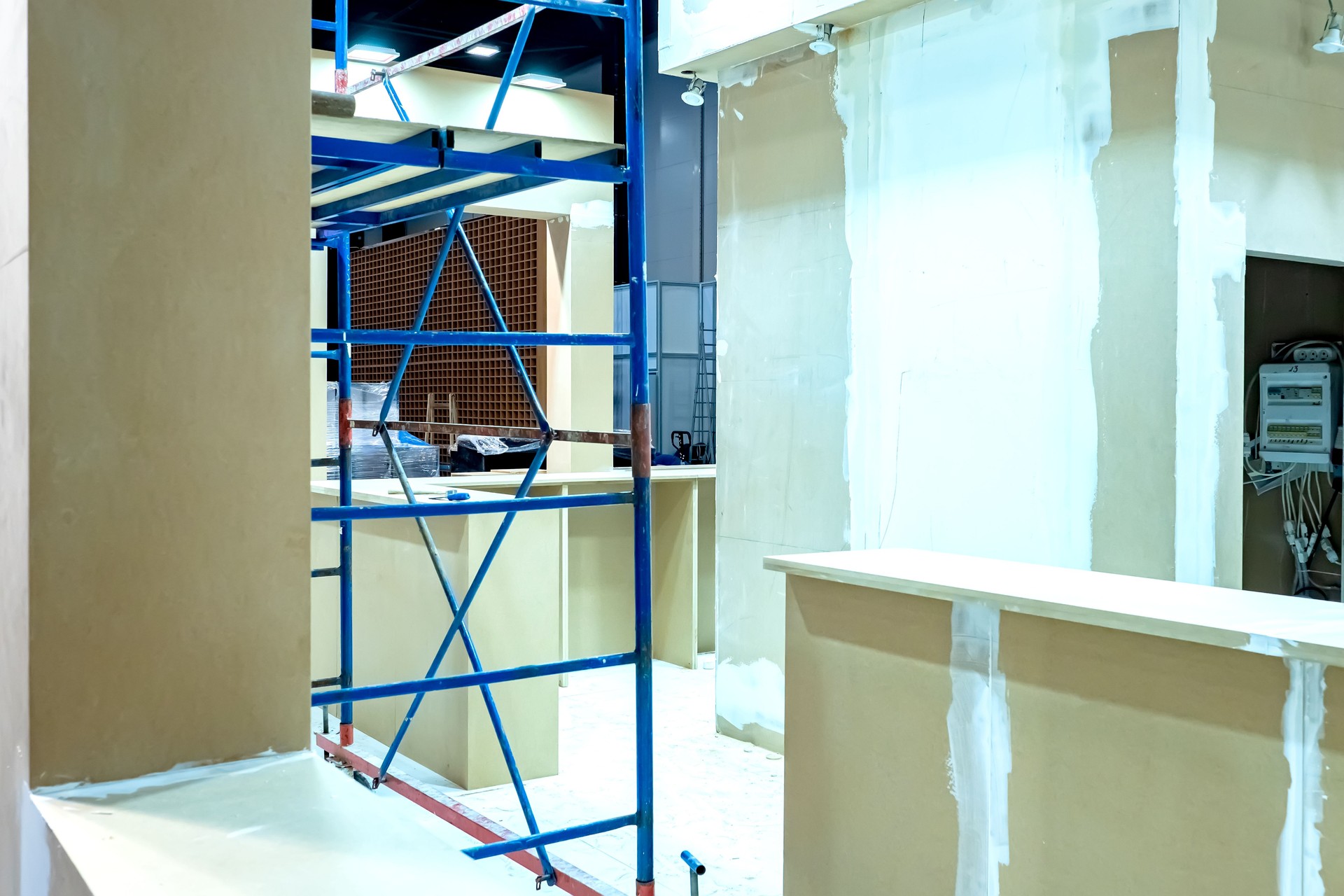 Renovación en el espacio de oficinas. Instalación de particiones. Instalación de tabiques de yeso. Rehabilitación de edificios de oficinas. Servicios de equipos de construcción. Acabado de oficinas llave en mano.